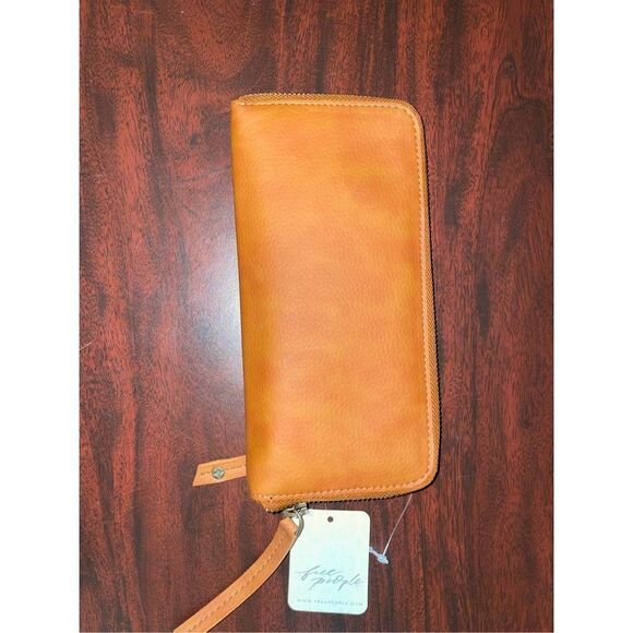 NWT Free People Zipper Wallet with Wrist Strap- Vegan Leather- Distressed Vegan - Picture 2 of 8